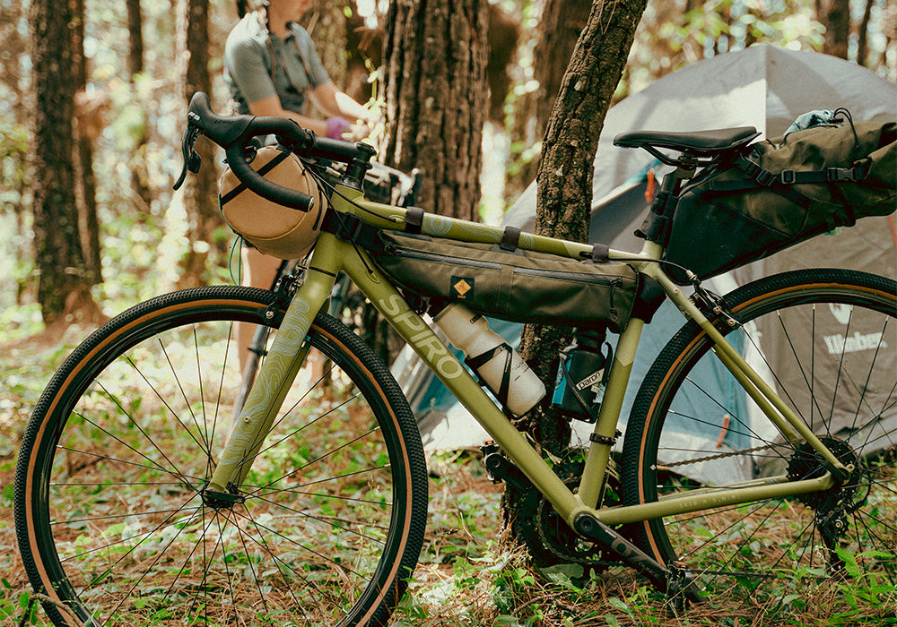 Bicicleta gravel Spiro Mítica lista para aventuras en la naturaleza, destacada por su precio competitivo frente a GW Sacramento y Trek Domane.