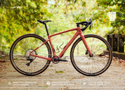 La bicicleta gravel SPIRO ORIGEN Carbono con grupo LTWOO GRT es perfecta para bikepacking. Comparada con la Specialized Diverge, destaca por su versatilidad en rutas mixtas y su ligereza para viajes largos.