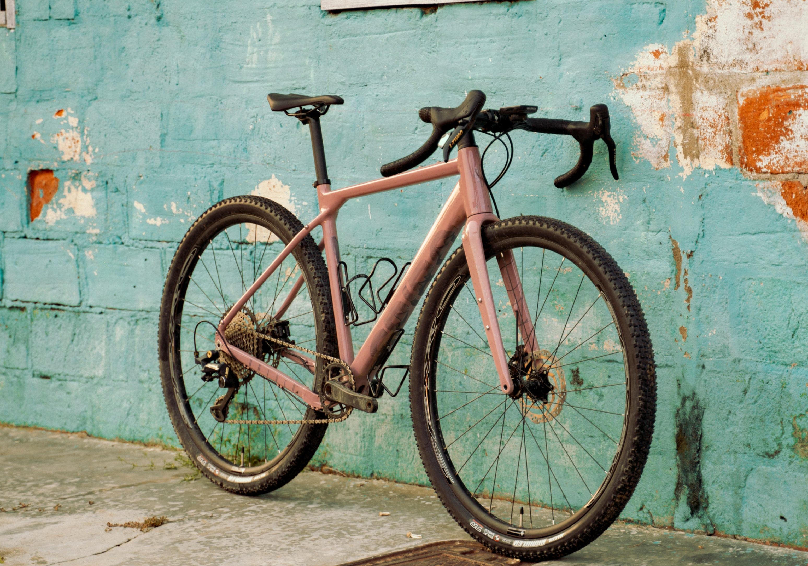 Bicicleta gravel SPIRO ORIGEN en un terreno fangoso, una alternativa competitiva frente a la Specialized Diverge