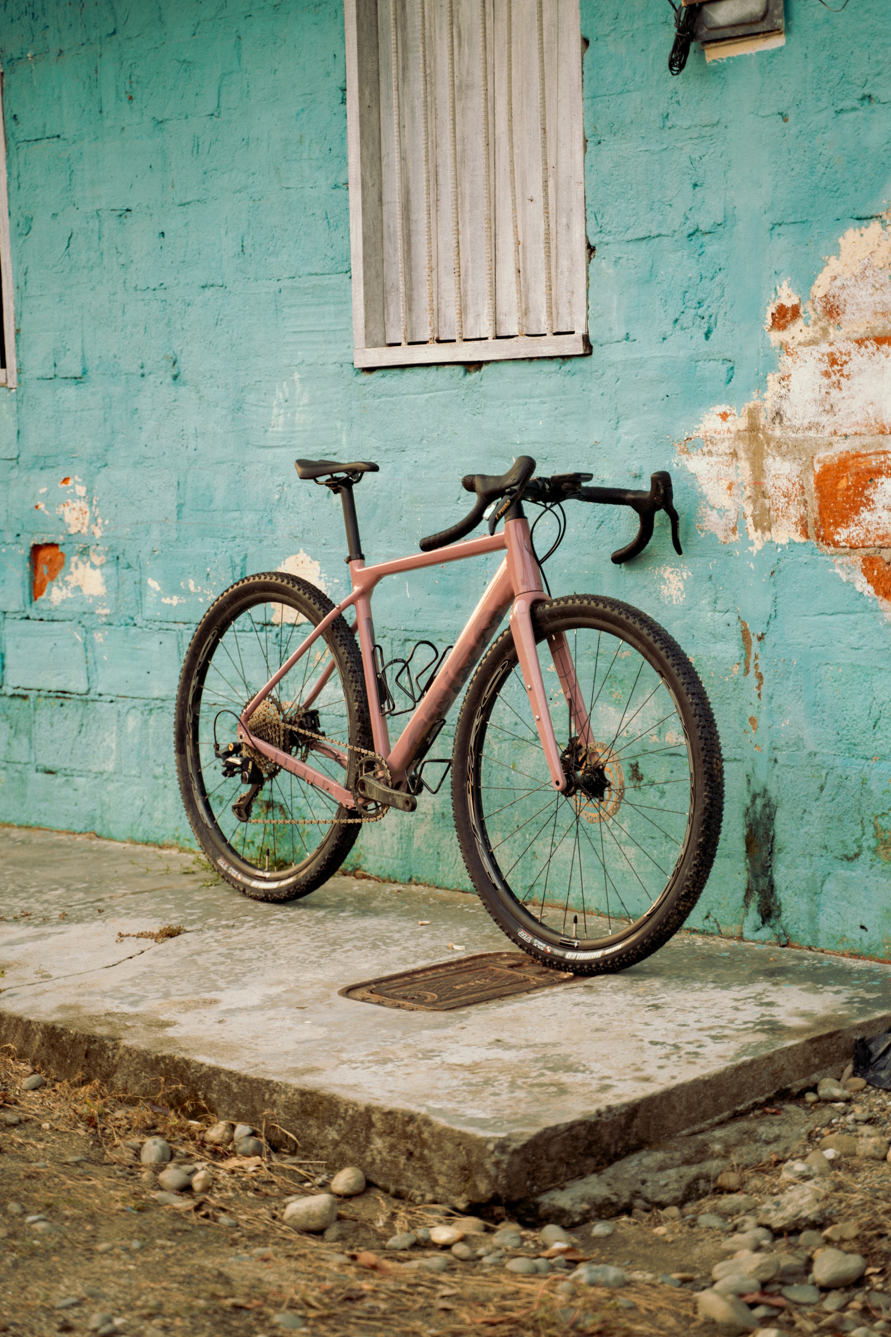 Bicicleta gravel SPIRO ORIGEN en un terreno fangoso, una alternativa competitiva frente a la Specialized Diverge.