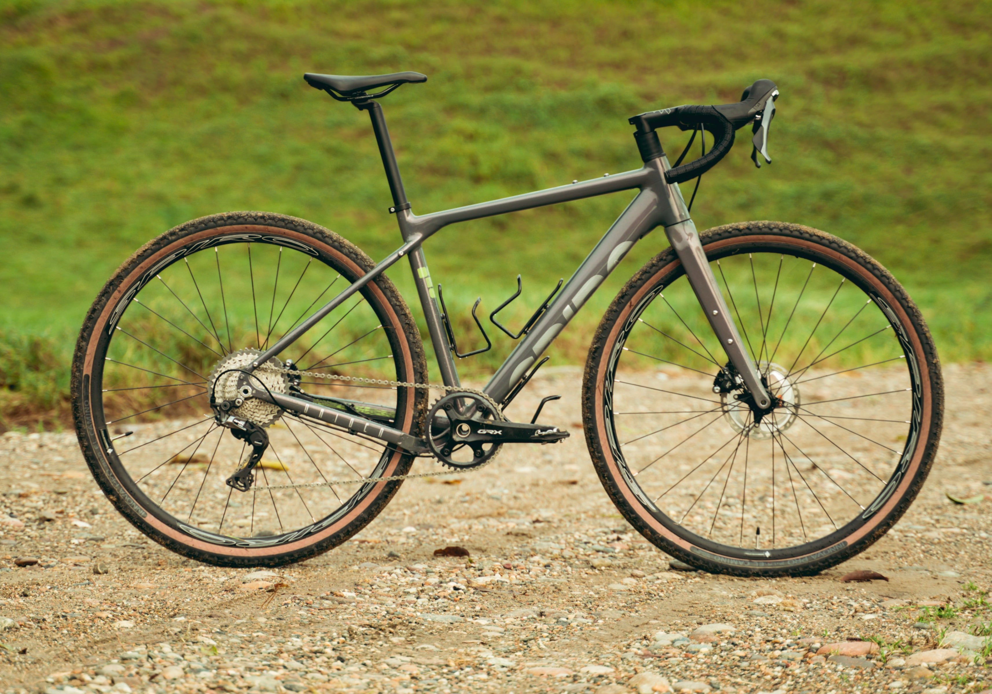 Bicicleta gravel SPIRO ORIGEN en un terreno fangoso, una alternativa competitiva frente a la Specialized Diverge.