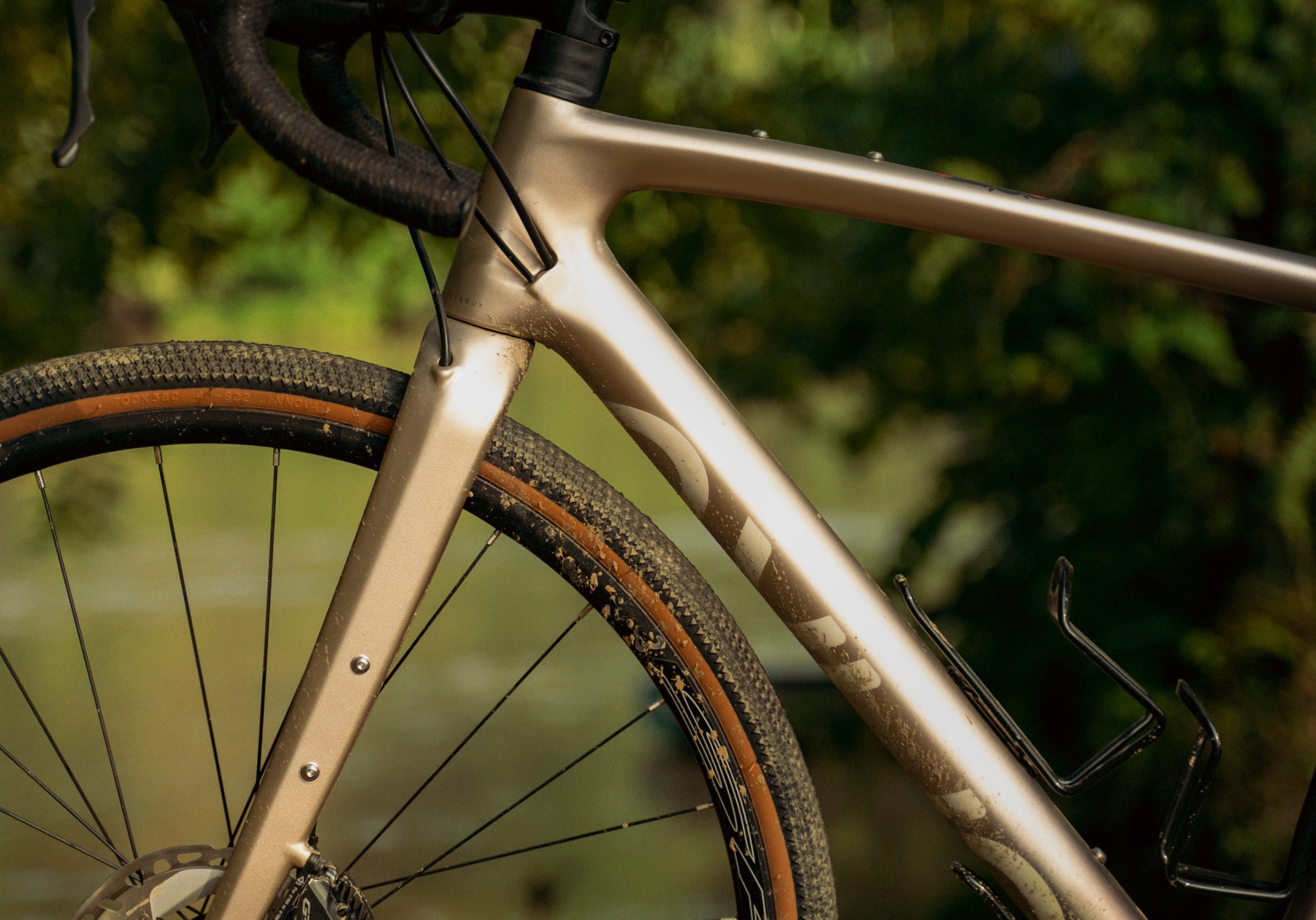 Pacha 11-50T en la bicicleta de gravel SPIRO ORIGEN Carbono, destacando por su ligereza y rendimiento en rutas técnicas. Comparada con la Specialized Diverge para subir pendientes con facilidad.