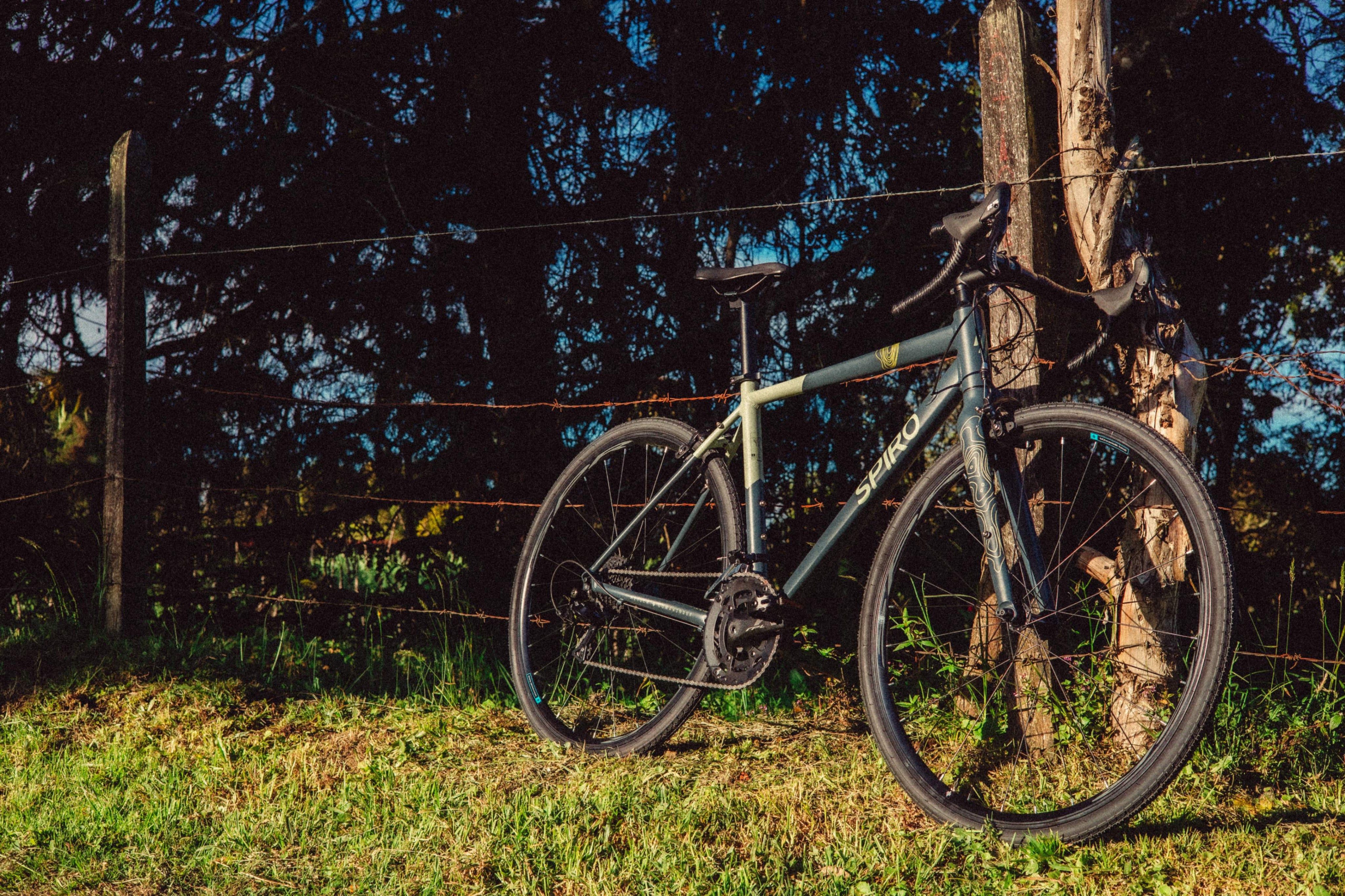 Bicicleta de ruta SPIRO Mítica Gonawindua, color blanco y gris, con marco de aluminio y frenos de herradura, ideal para ciclistas principiantes que buscan comodidad y rendimiento en ciclismo de carretera. Comparada con modelos como GW Flamma.