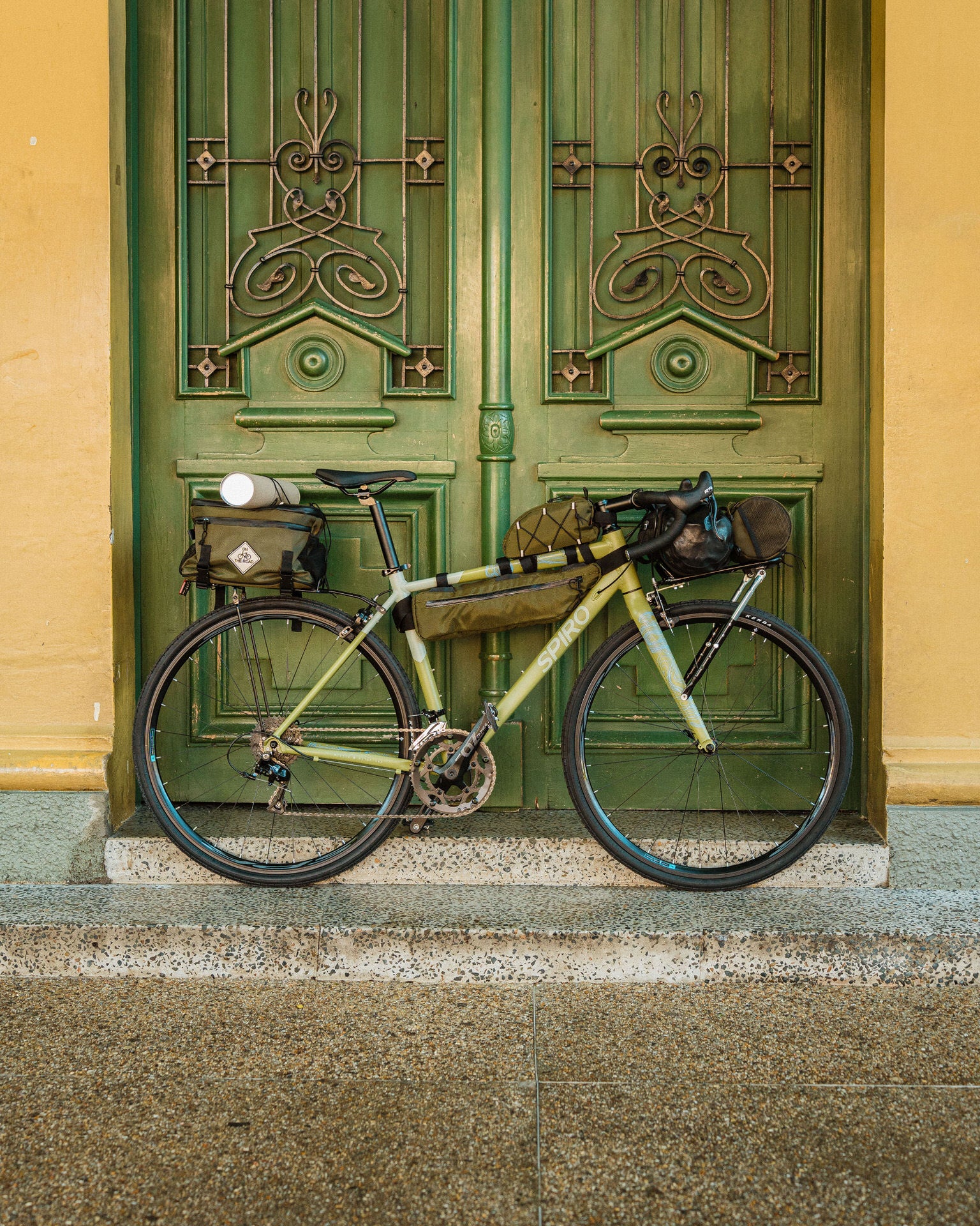 Bicicleta de ruta SPIRO Mítica Ritakuwa, color verde y blanco, con marco de aluminio y frenos de herradura, ideal para ciclistas principiantes que buscan comodidad y rendimiento en ciclismo de carretera. Comparada con modelos como GW Flamma.