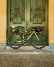 Bicicleta de ruta SPIRO Mítica Ritakuwa, color verde y blanco, con marco de aluminio y frenos de herradura, ideal para ciclistas principiantes que buscan comodidad y rendimiento en ciclismo de carretera. Comparada con modelos como GW Flamma.