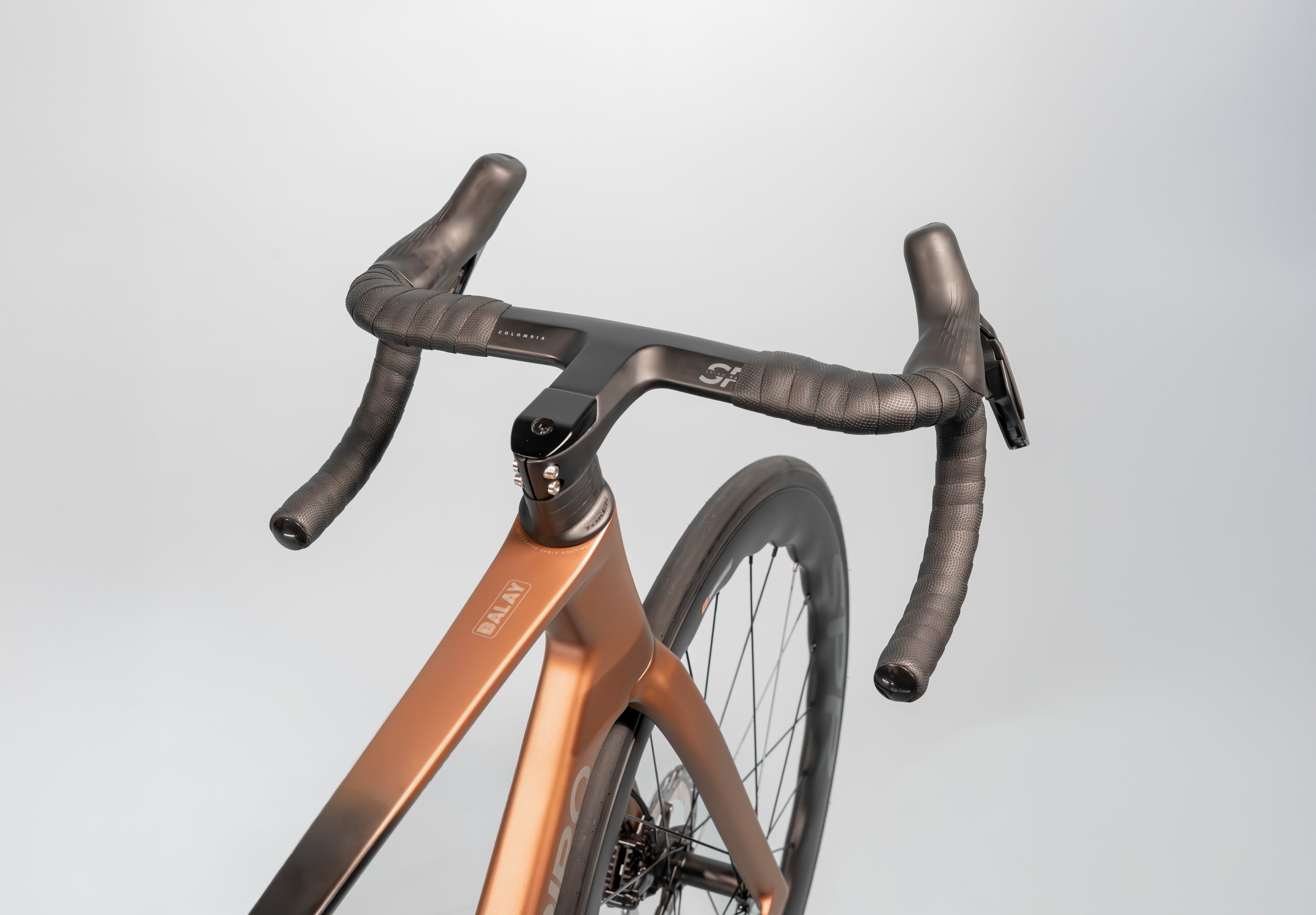 Bicicleta de ruta LEGEND SL en carbono Shimano 105