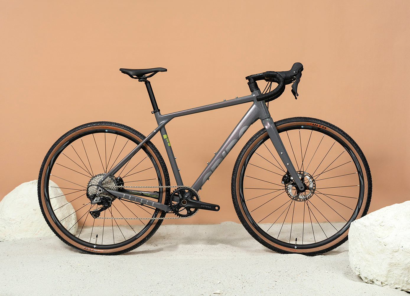 bicicleta gravel SPIRO ORIGEN de aluminio con Shimano GRX RX600, comparada con la Giant Revolt , Specialized Diverge  y GW Gravel para rutas gravel sin pinchazos.