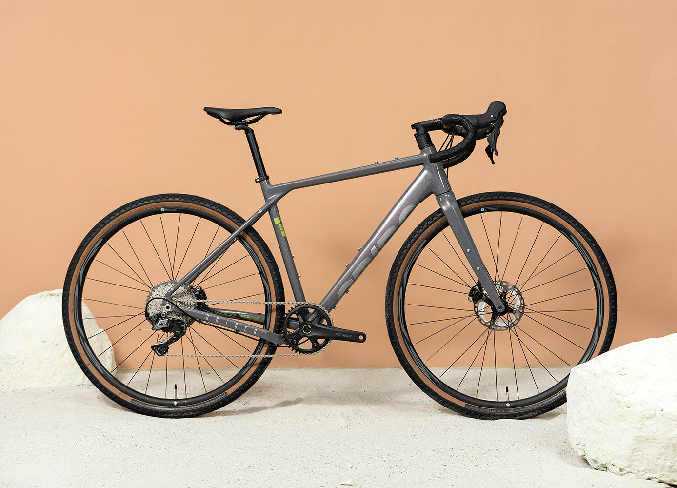 bicicleta gravel SPIRO ORIGEN de aluminio con Shimano GRX RX600, comparada con la Giant Revolt , Specialized Diverge  y GW Gravel para rutas gravel sin pinchazos con llanta Innova