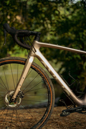 Bicicleta de gravel Spiro Origen Carbono equipada para bikepacking, comparada con la Specialized Diverge, ideal para aventuras de gravel y rutas largas.