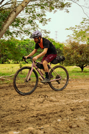 Ciclista atravesando terrenos naturales con la bicicleta gravel SPIRO ORIGEN, comparada con la Giant Revolt para rutas largas y bikepacking.