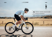 Ciclista en carretera montando una bicicleta de ruta Spiro Legend en carbono, comparada con modelos como Trek Émonda y Scott Addict, diseñada para alto rendimiento en carreras.