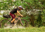 Ciclista sobre una bicicleta gravel SPIRO ORIGEN de aluminio equipada con Shimano GRX RX600, ideal para bikepacking y rutas gravel, comparada con Specialized Diverge y Scott Speedster Gravel.