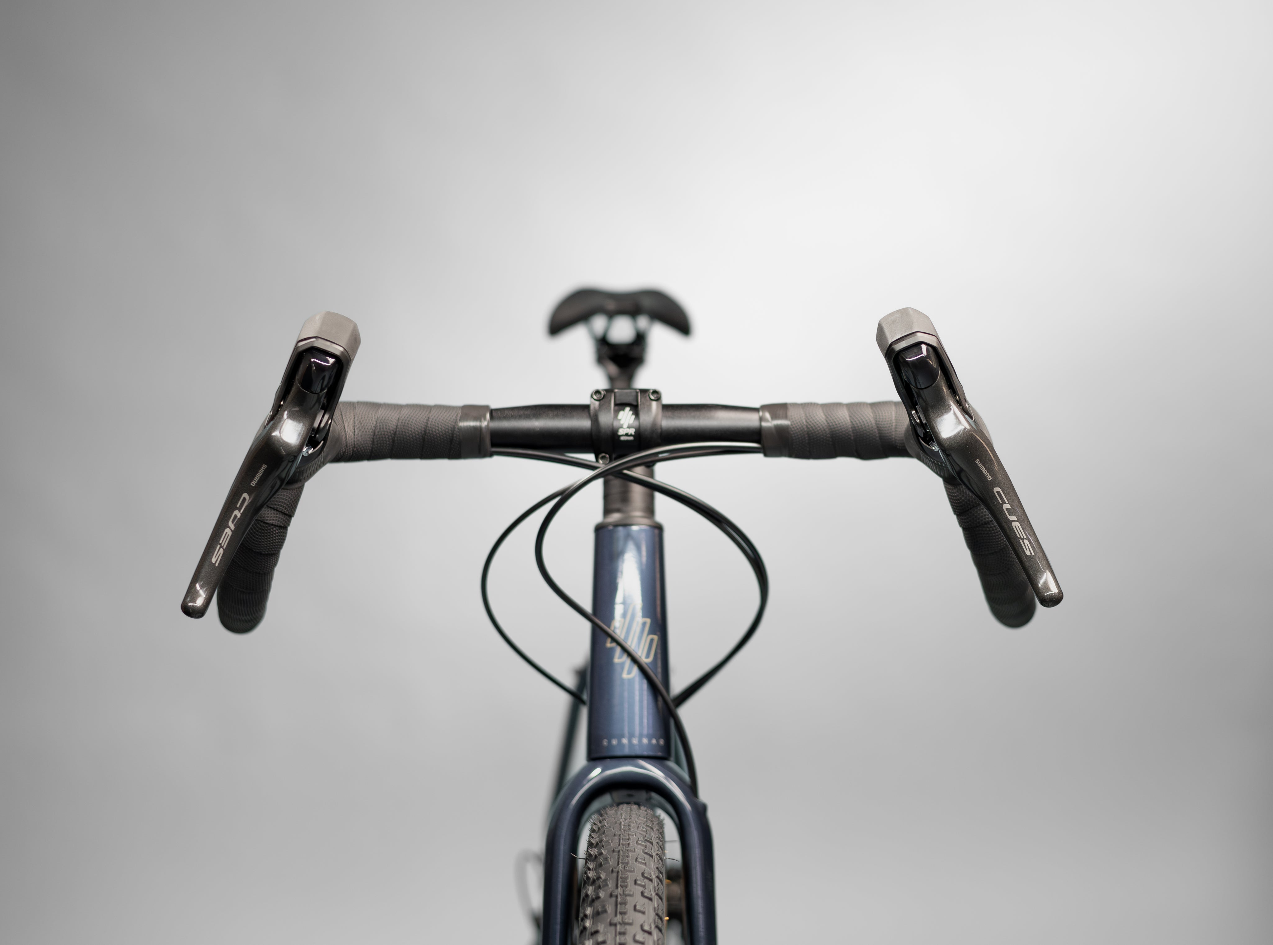 Bicicleta de gravel ORIGEN CURRULAO en aluminio con tenedor en carbono y grupo Shimano Cues de 2x10 velocidades