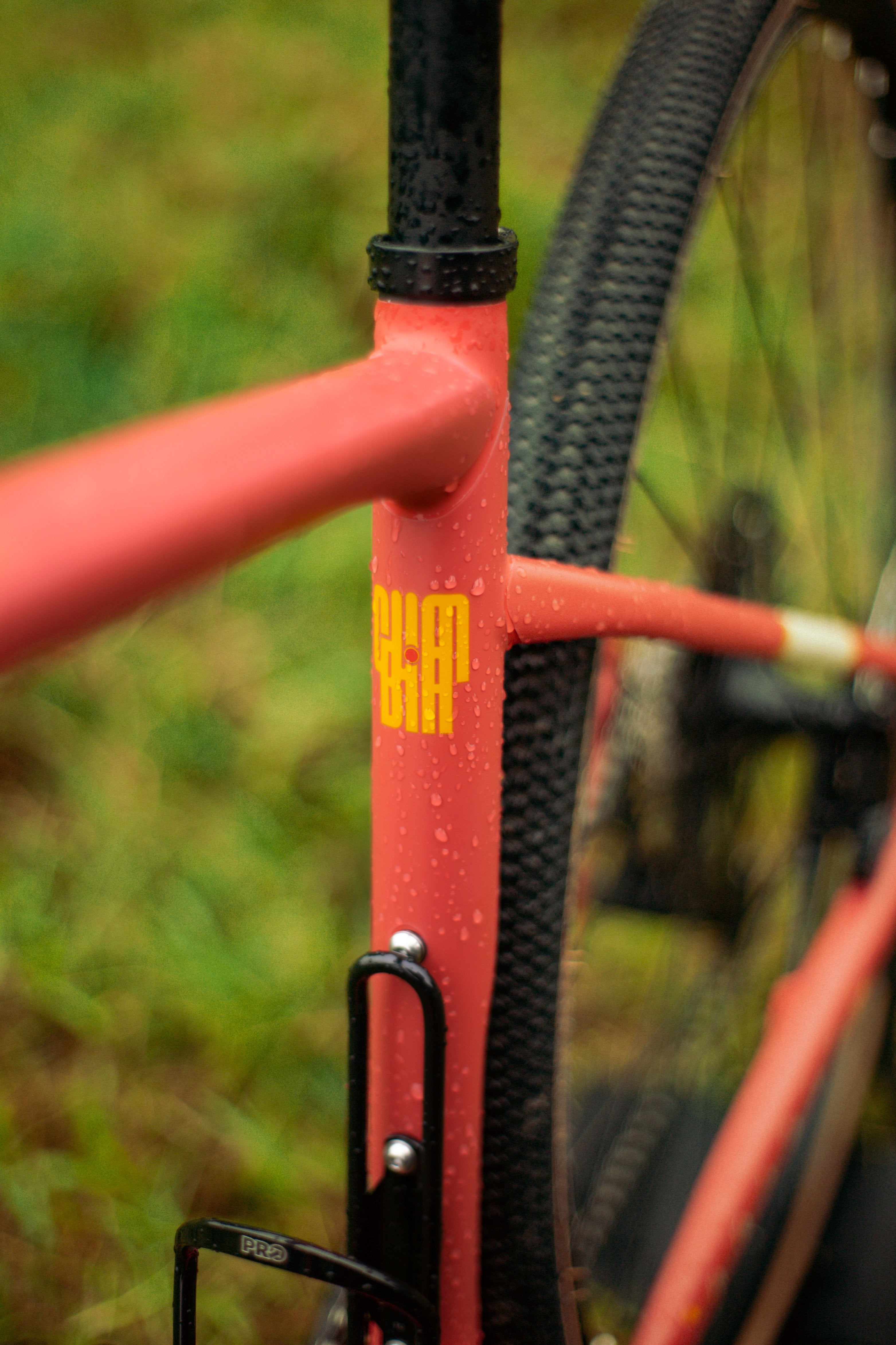 Detalle gráfico en el cuadro de bicicleta de gravel SPIRO Origen, resaltando la estética única del diseño de alta calidad, ideal para ciclistas que buscan una bicicleta de alto rendimiento y diseño exclusivo.