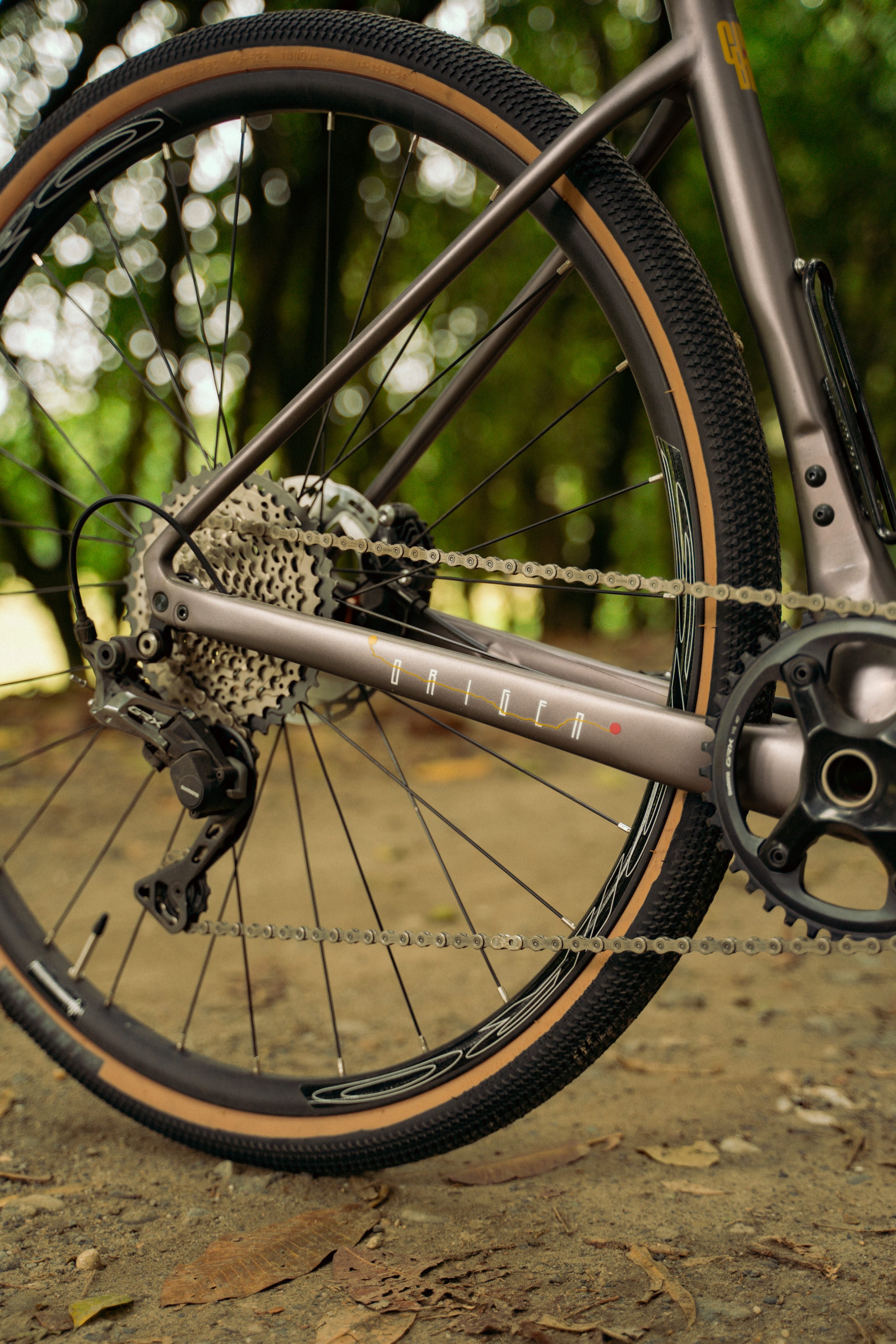 Detalle gráfico en el cuadro de bicicleta de gravel SPIRO Origen, resaltando la estética única del diseño de alta calidad, ideal para ciclistas que buscan una bicicleta de alto rendimiento y diseño exclusivo.