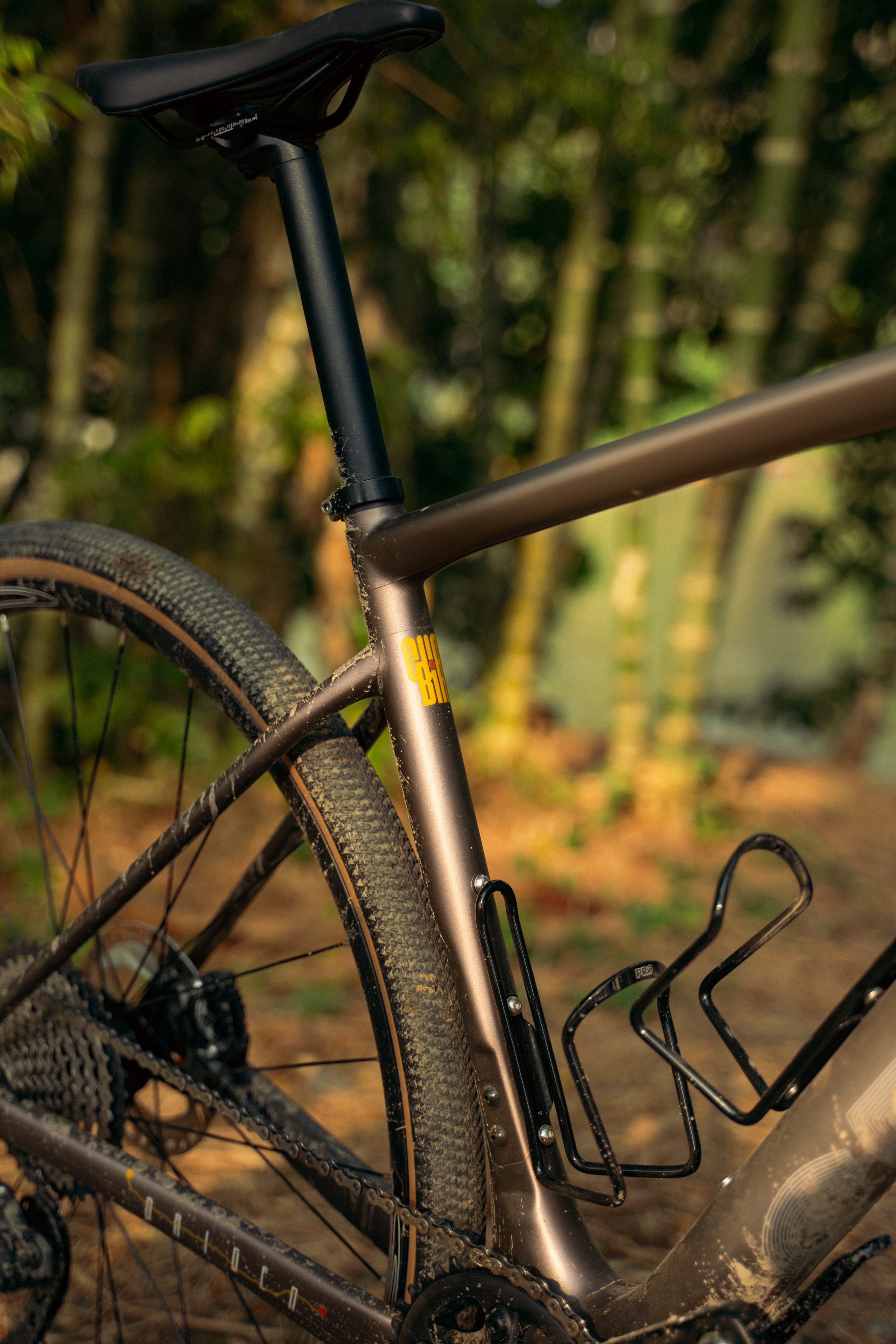 Detalle gráfico en el cuadro de bicicleta de gravel SPIRO Origen, resaltando la estética única del diseño de alta calidad, ideal para ciclistas que buscan una bicicleta de alto rendimiento y diseño exclusivo.