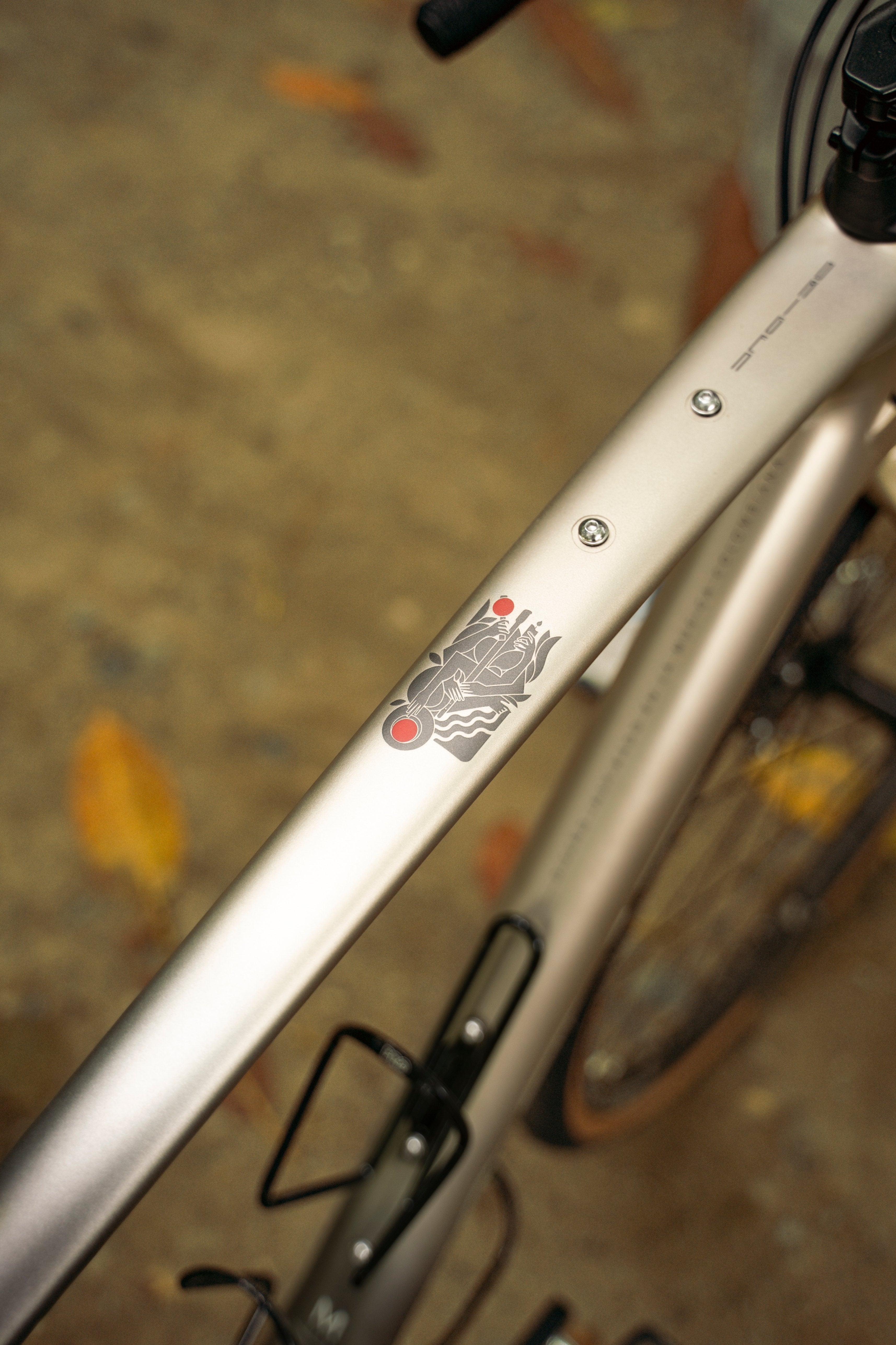 Detalle gráfico en el cuadro de bicicleta de gravel SPIRO Origen, resaltando la estética única del diseño de alta calidad, ideal para ciclistas que buscan una bicicleta de alto rendimiento y diseño exclusivo.