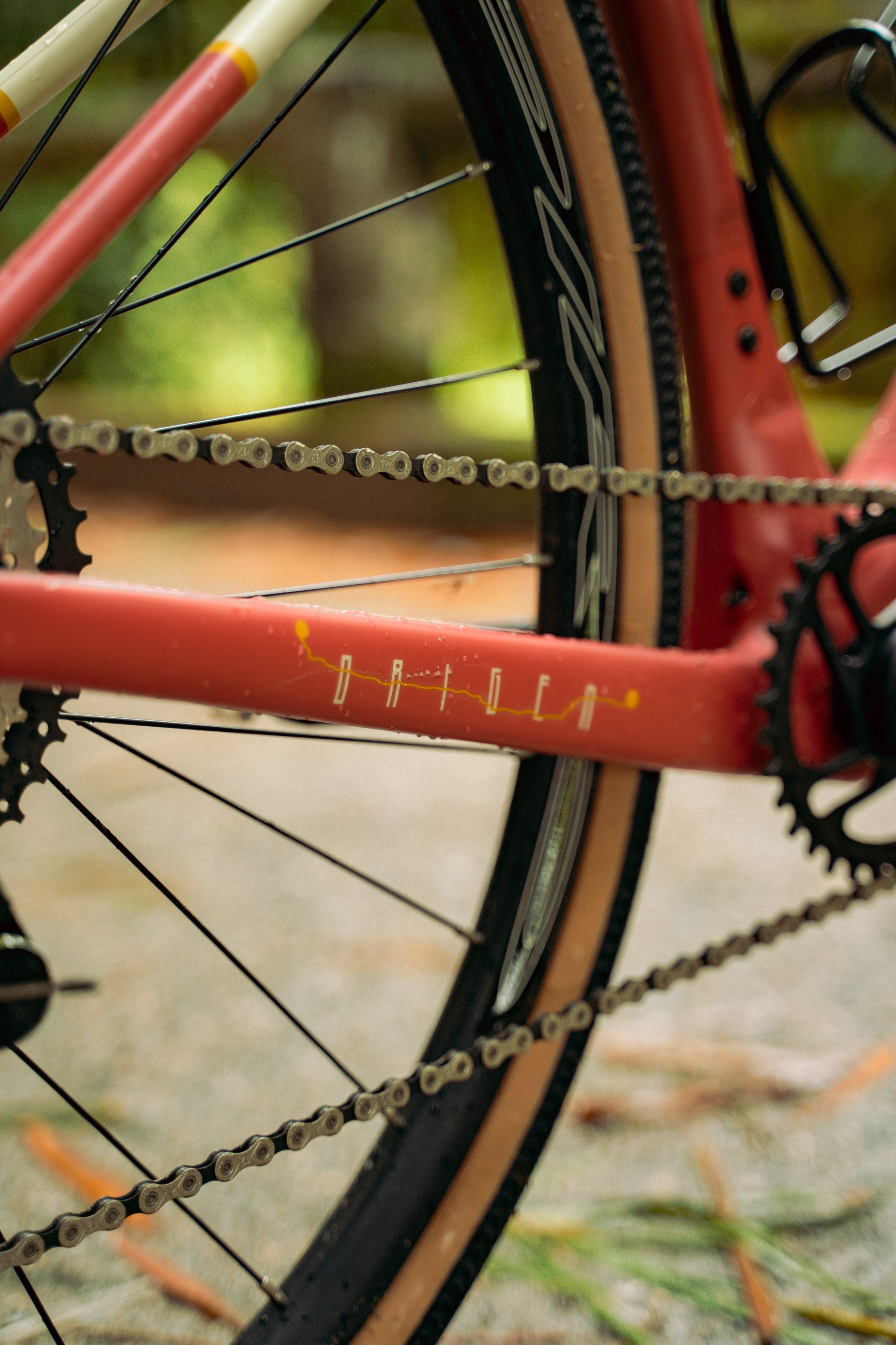 Detalle gráfico en el cuadro de bicicleta de gravel SPIRO Origen, resaltando la estética única del diseño de alta calidad, ideal para ciclistas que buscan una bicicleta de alto rendimiento y diseño exclusivo.