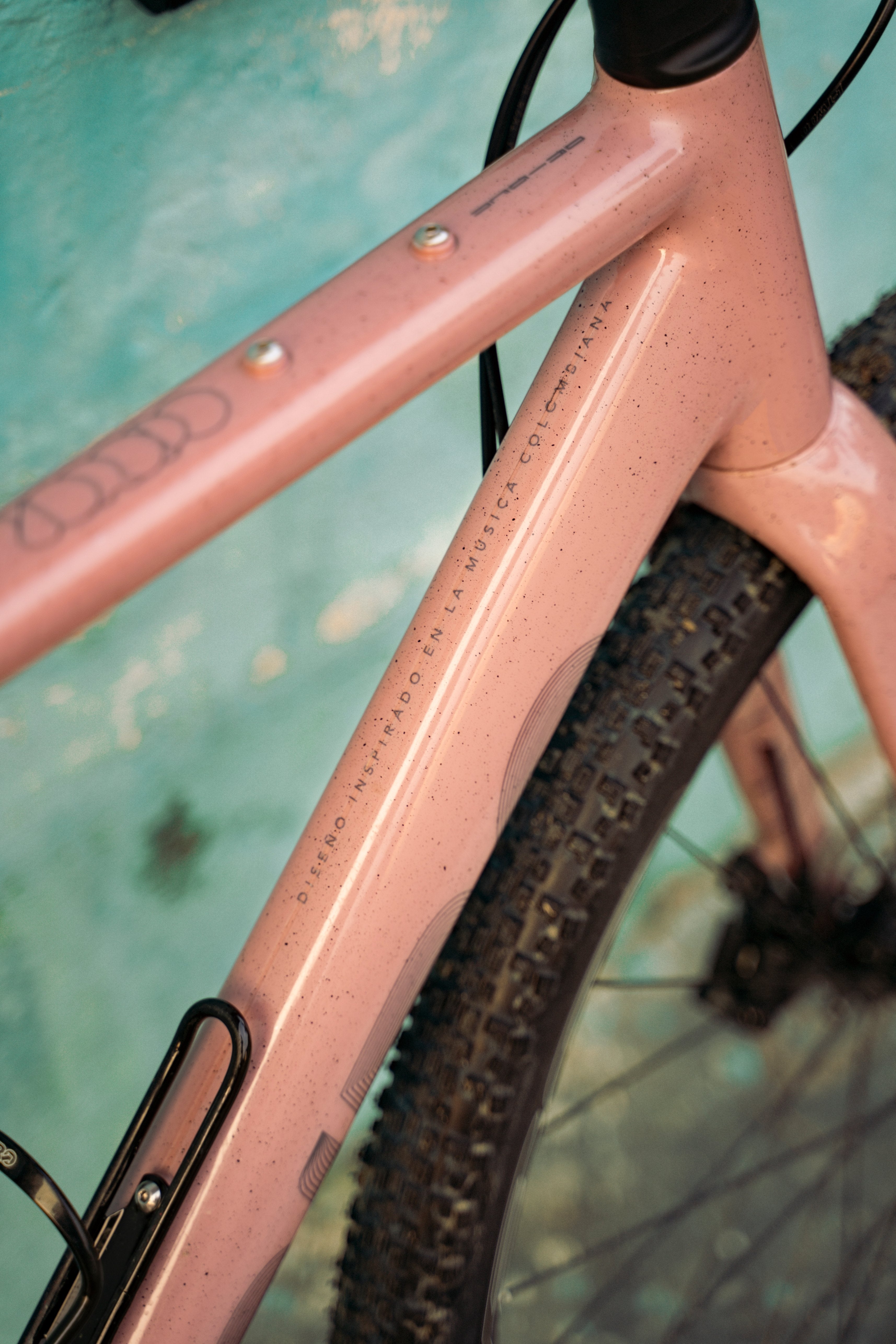 Detalle gráfico en el cuadro de bicicleta de gravel SPIRO Origen, resaltando la estética única del diseño de alta calidad, ideal para ciclistas que buscan una bicicleta de alto rendimiento y diseño exclusivo.