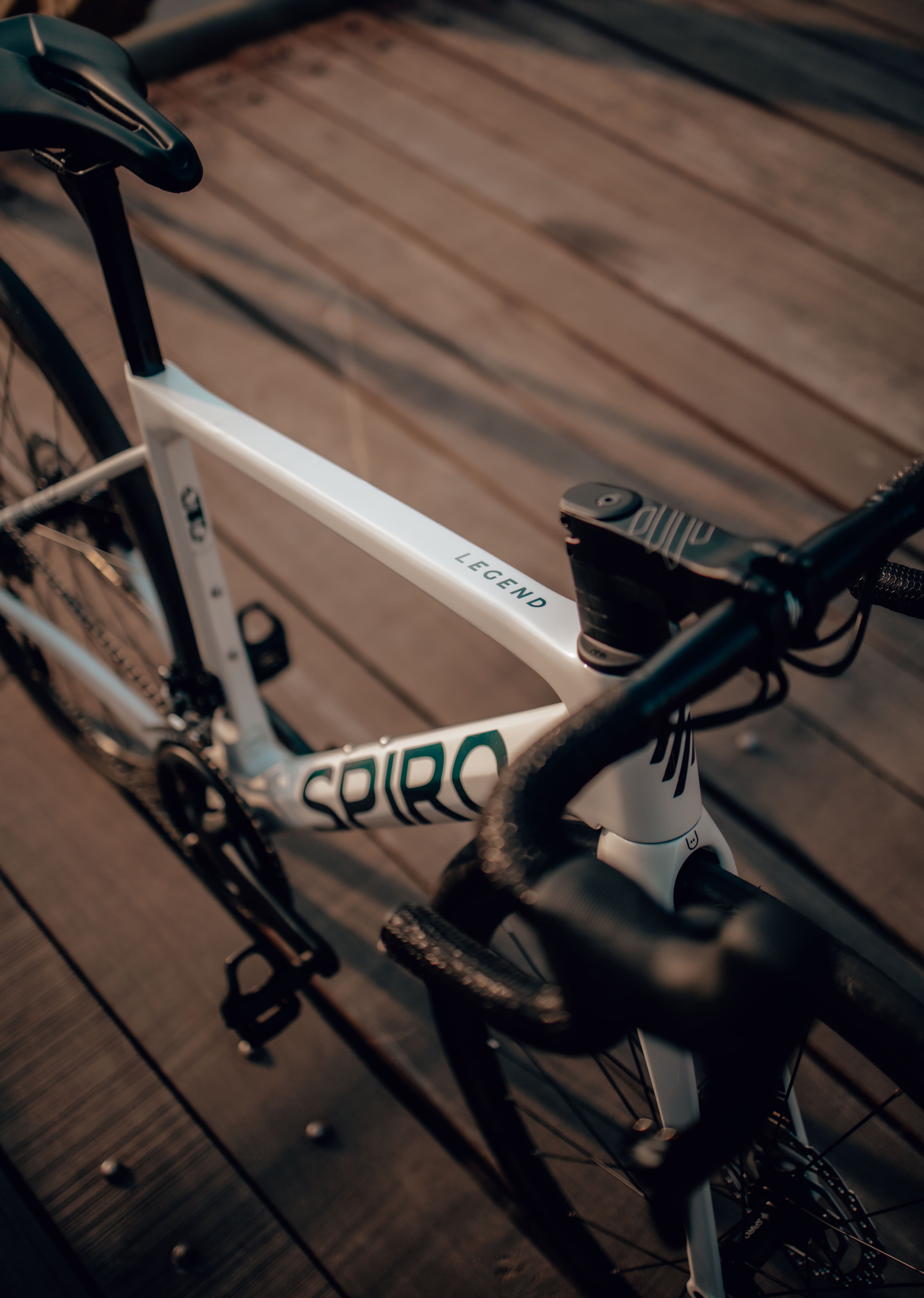 Detalle gráfico en el cuadro de bicicleta de gravel SPIRO Legend, resaltando la estética única del diseño de alta calidad, ideal para ciclistas que buscan una bicicleta de alto rendimiento y diseño exclusivo.