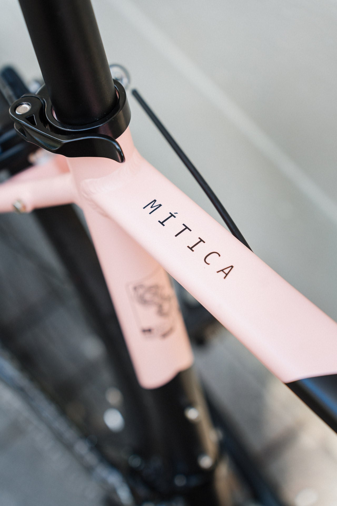 Detalle gráfico en el cuadro de bicicleta de ruta SPIRO Mítica, resaltando la estética única del diseño de alta calidad, ideal para ciclistas que buscan una bicicleta de alto rendimiento y diseño exclusivo.