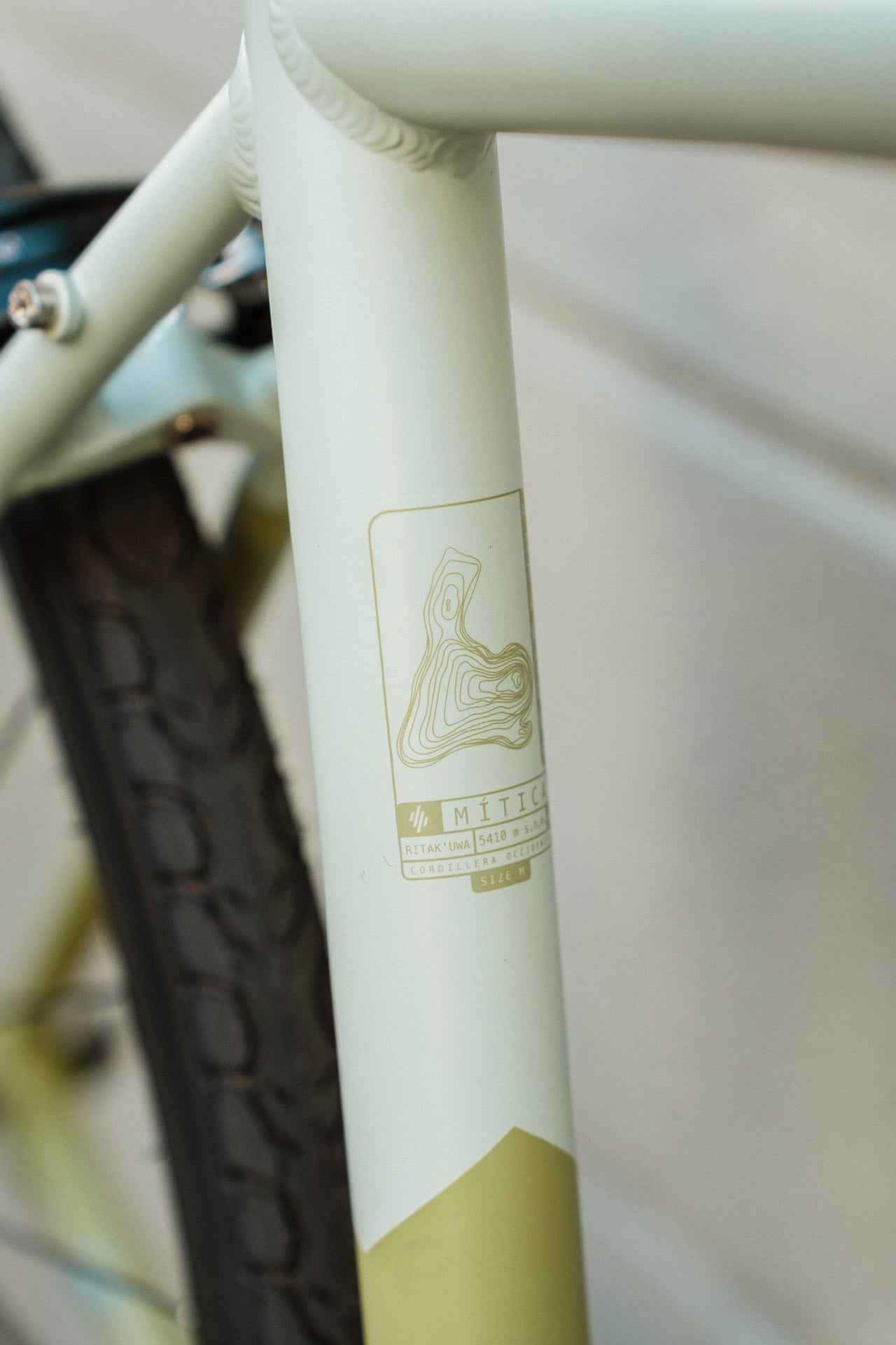 Detalle gráfico en el cuadro de bicicleta de ruta SPIRO Mítica, resaltando la estética única del diseño de alta calidad, ideal para ciclistas que buscan una bicicleta de alto rendimiento y diseño exclusivo.