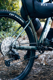Bicicleta de MTB en aluminio GAIA BAUDÓ Grupo Shimano Deore NS 12 velocidades