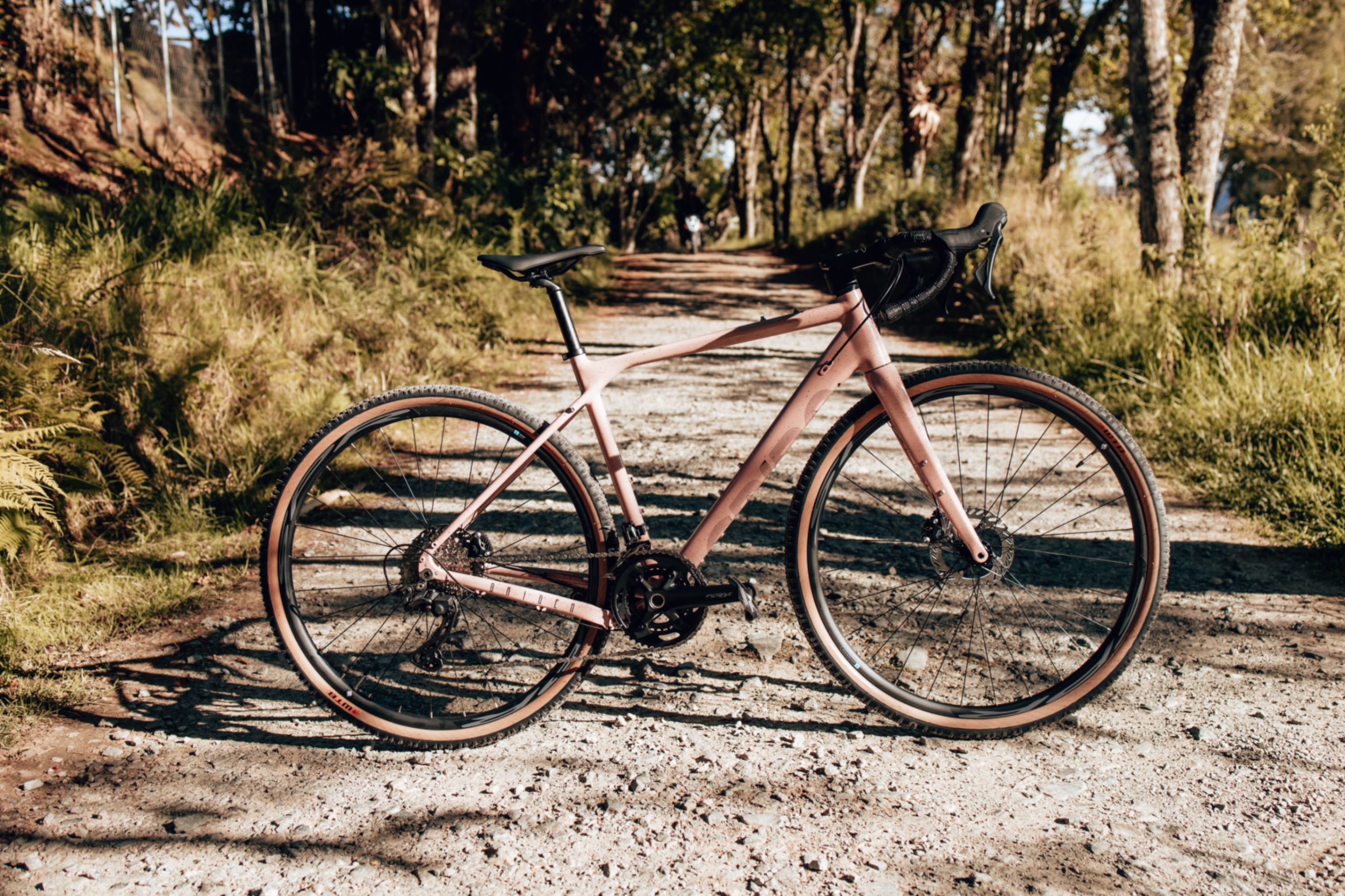 Bicicleta de gravel en aluminio ORIGEN JOROPO Grupo Shimano GRX 2x12 velocidades
