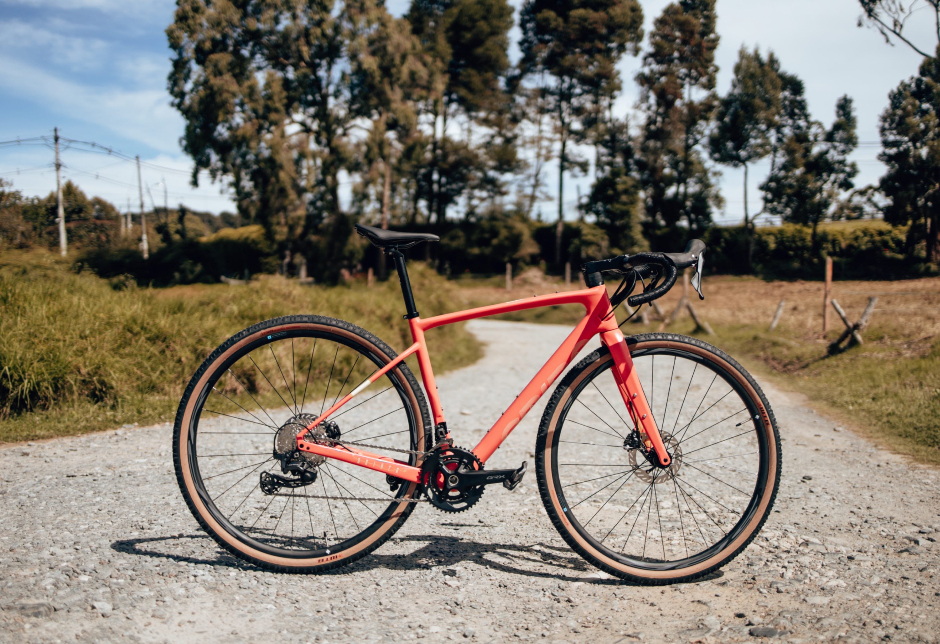 Bicicleta de gravel en carbono ORIGEN CUMBIA ZAPOTE Grupo GRX 2x12 velocidades