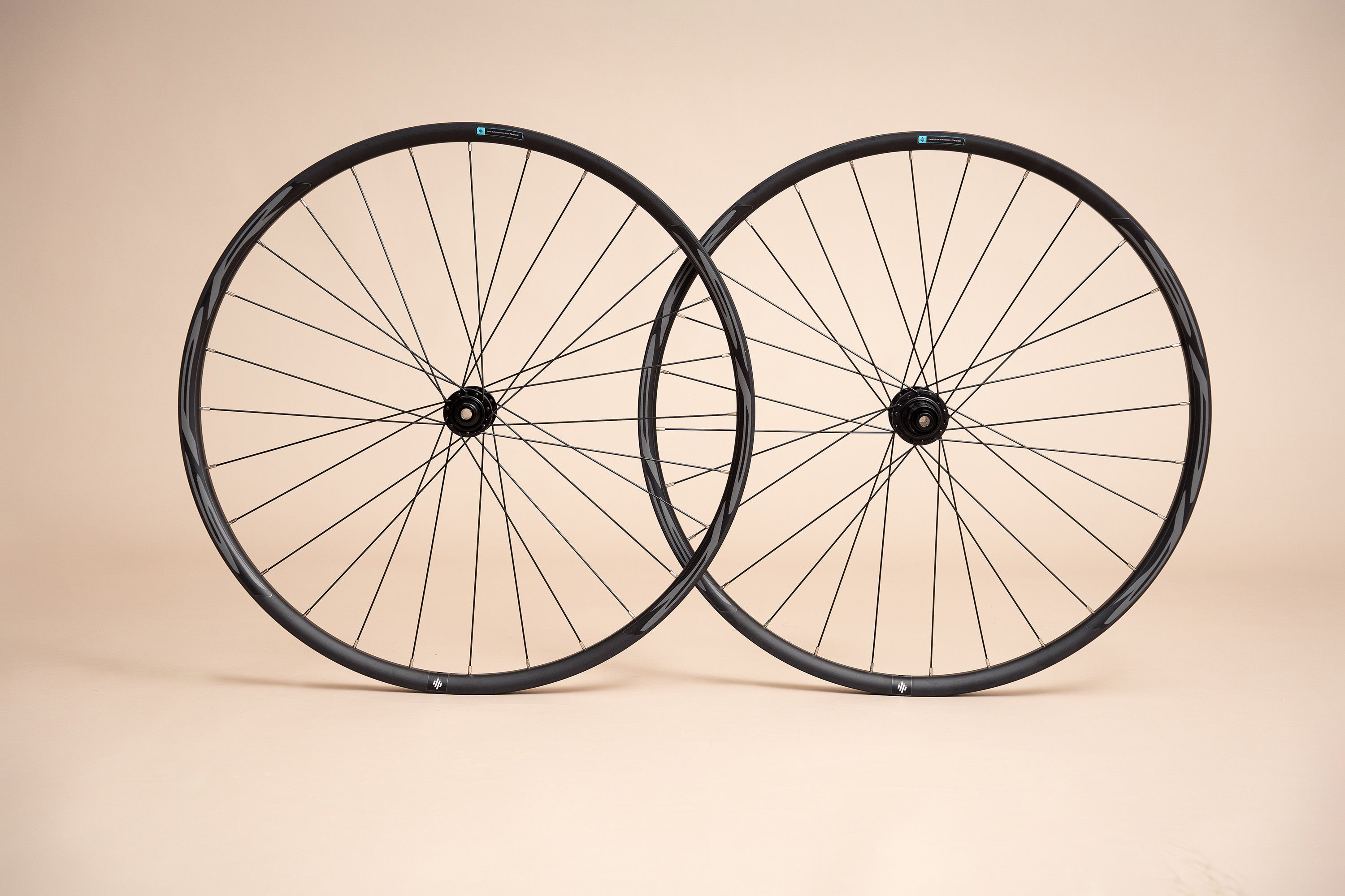 Ruedas de gravel SPR RACE ORIGEN GA58 en carbono con freno de disco, diseñadas para maximizar el rendimiento, la aerodinámica y la resistencia en terrenos mixtos.