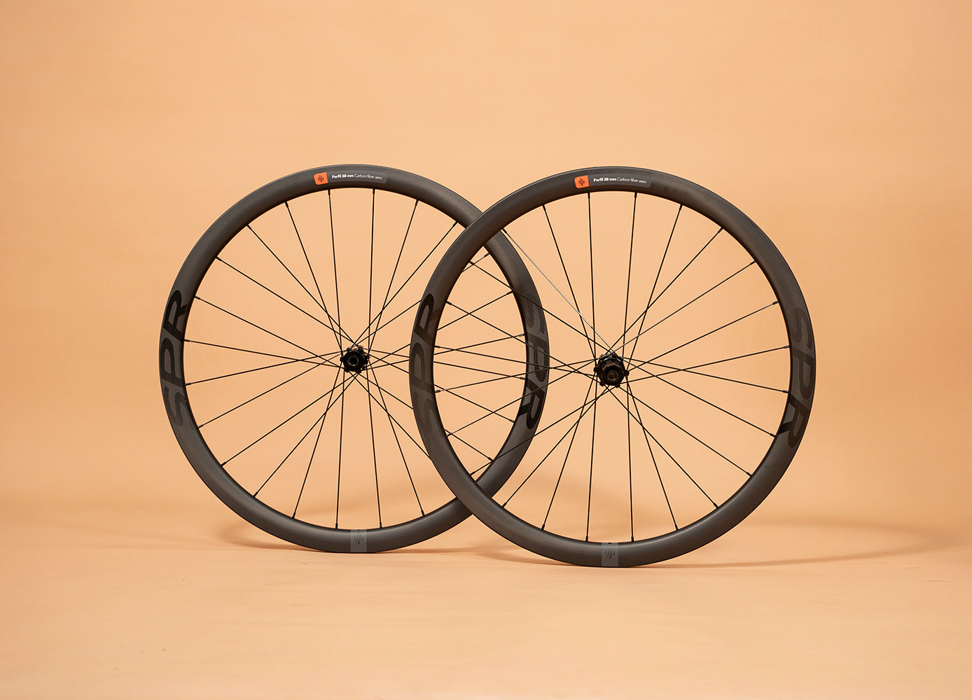 Ruedas de ruta SPR RACE en carbono para freno de disco y perfil de 38mm de SPIRO Bicycles, ligeras y aerodinámicas, ideales para ciclistas de alto rendimiento en terrenos de ruta.