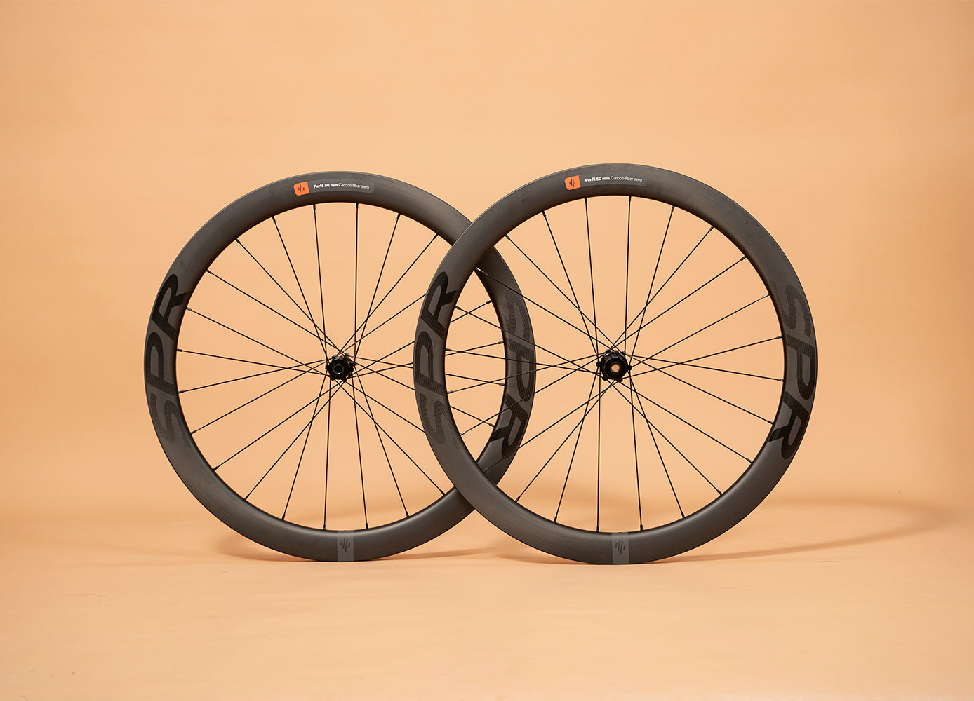 Ruedas en carbono SPR RACE LEGEND de perfil 50mm para bicicleta de ruta con freno de disco, diseñadas para ofrecer aerodinámica, ligereza y alto rendimiento en cada rodada.