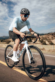Ciclista montando la bicicleta SPIRO LEGEND con el grupo LTWOO R9 en carretera, una opción competitiva frente a la Scott Addict y Trek Émonda en ciclismo de alto rendimiento.